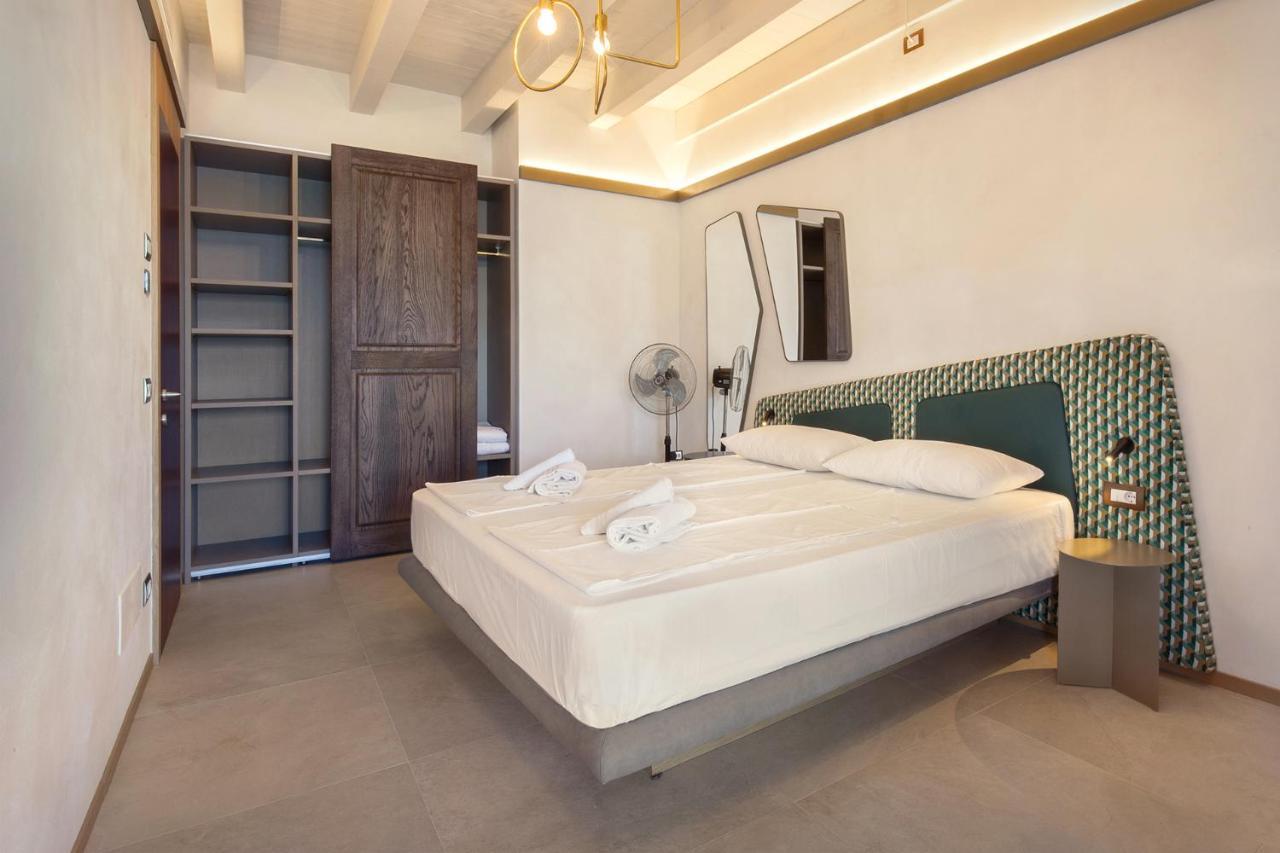 Villa Divina - Apt Icona Con Piscina E Vista Lago Кастеллетто-ді-Бренцоне Екстер'єр фото