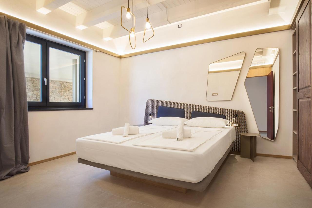 Villa Divina - Apt Icona Con Piscina E Vista Lago Кастеллетто-ді-Бренцоне Екстер'єр фото